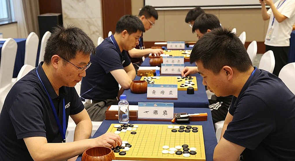 FIDE अध्यक्ष का नाम ग़लत, बॉडी में FRITZ 20 का विज्ञापन: चेस-कवरेज की वह खाली कुर्सी जिसे कोई नहीं गिनता