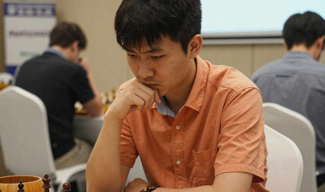रात एक बजे का हेडलाइन: FIDE अध्यक्ष का गलत नाम, और नीचे FRITZ 20 का विज्ञापन